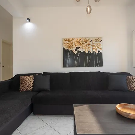 Spiros House Апартаменты